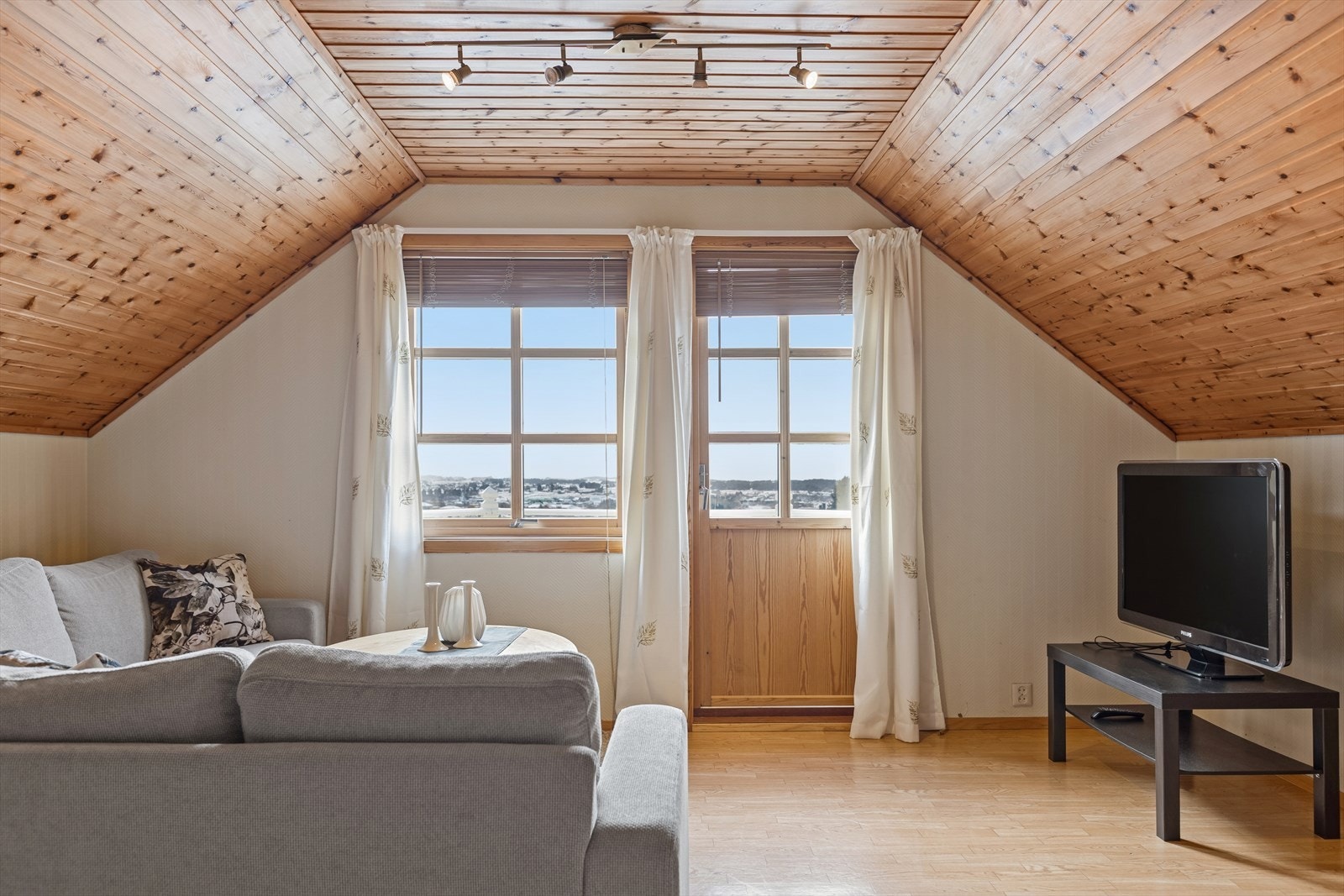 Loftstue. Galleribilde