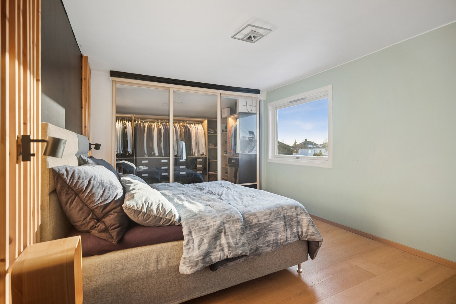 I andre etasje finner man fire gode soverom med enstavs parkett og gode lysforhold. Galleribilde