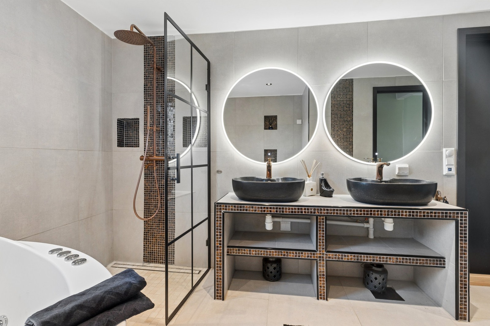 Videre er det dobbel servant vegghengt toalett og opplegg for vaskemaskin. Galleribilde