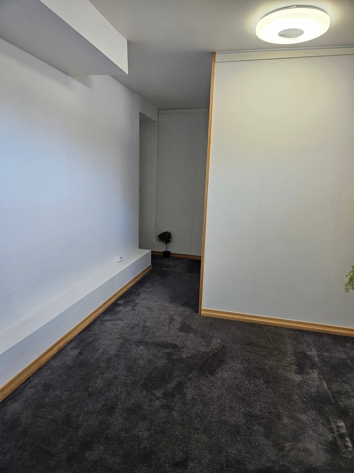 Det er to soverom i etasjen. Kjelleretasjen er bruksendret og godkjent for varig opphold. Galleribilde