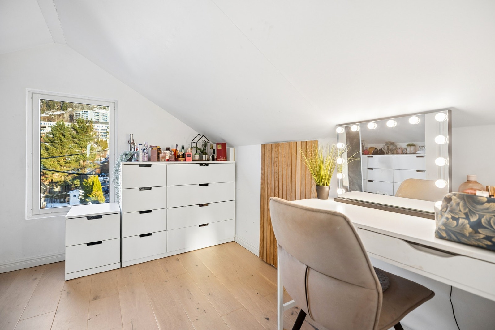 Loftet er et disponibelt rom som i dag brukes som loftstue/soverom, samt en egen del brukt som omkledningsrom. Ikke godkjent for varig opphold. Galleribilde