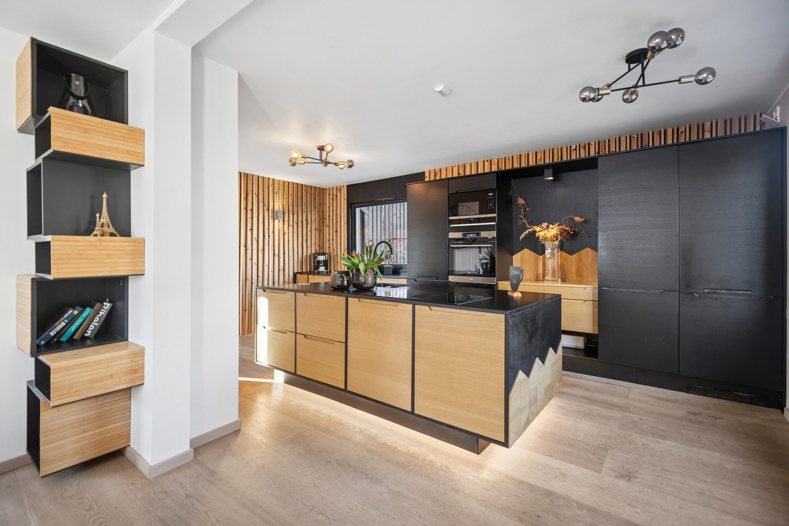 Kjøkkenet er moderne og oppgradert i perioden 2019-2022. Galleribilde