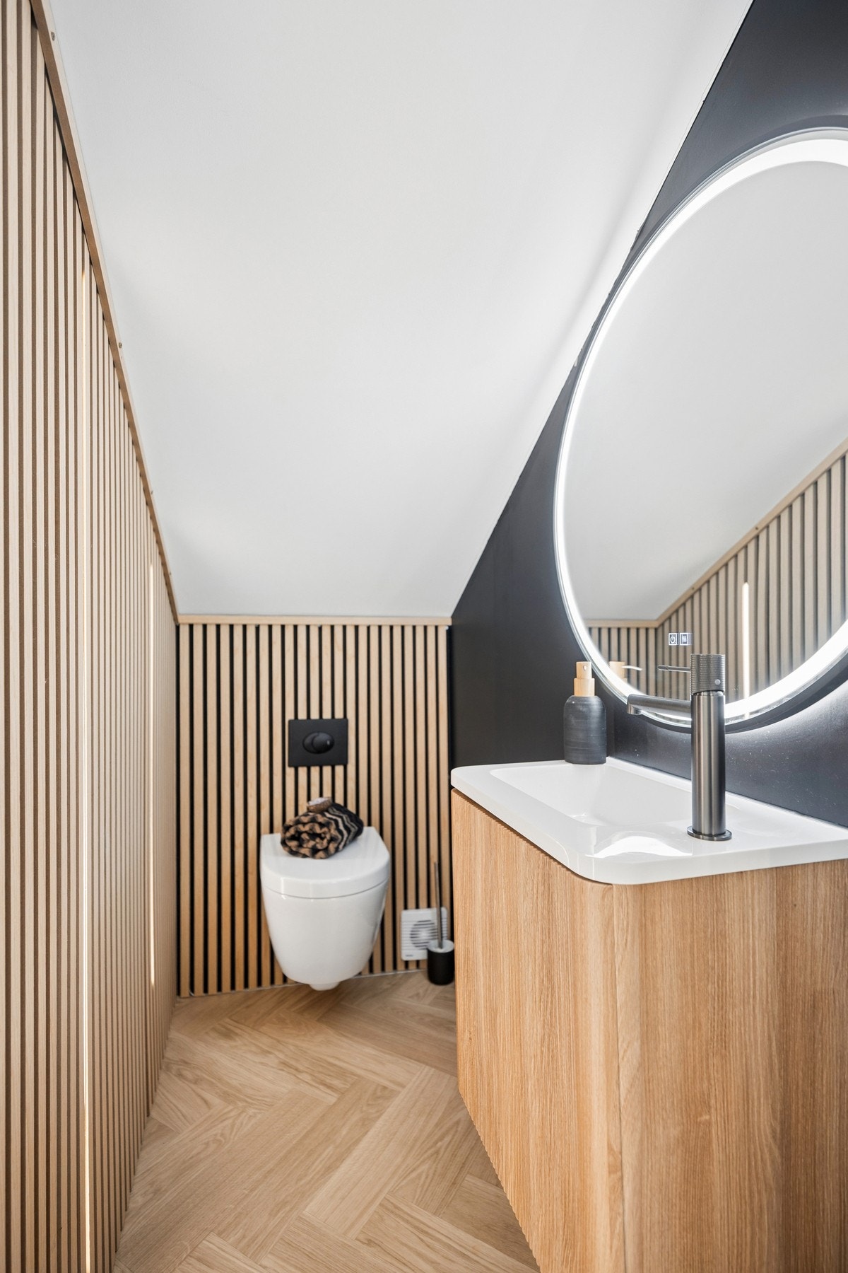 Det er også etablert et separat wc-rom med servant og vegghengt toalett. Galleribilde