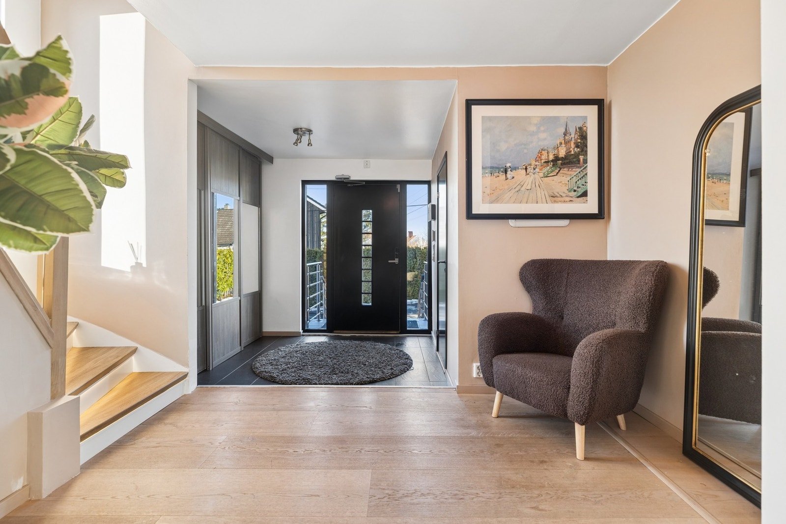 Boligen ønskes velkommen via en stor og innbydende entré med entrédør med glassfelt og vindusflater på begge sider som gir godt med naturlig lys. Galleribilde