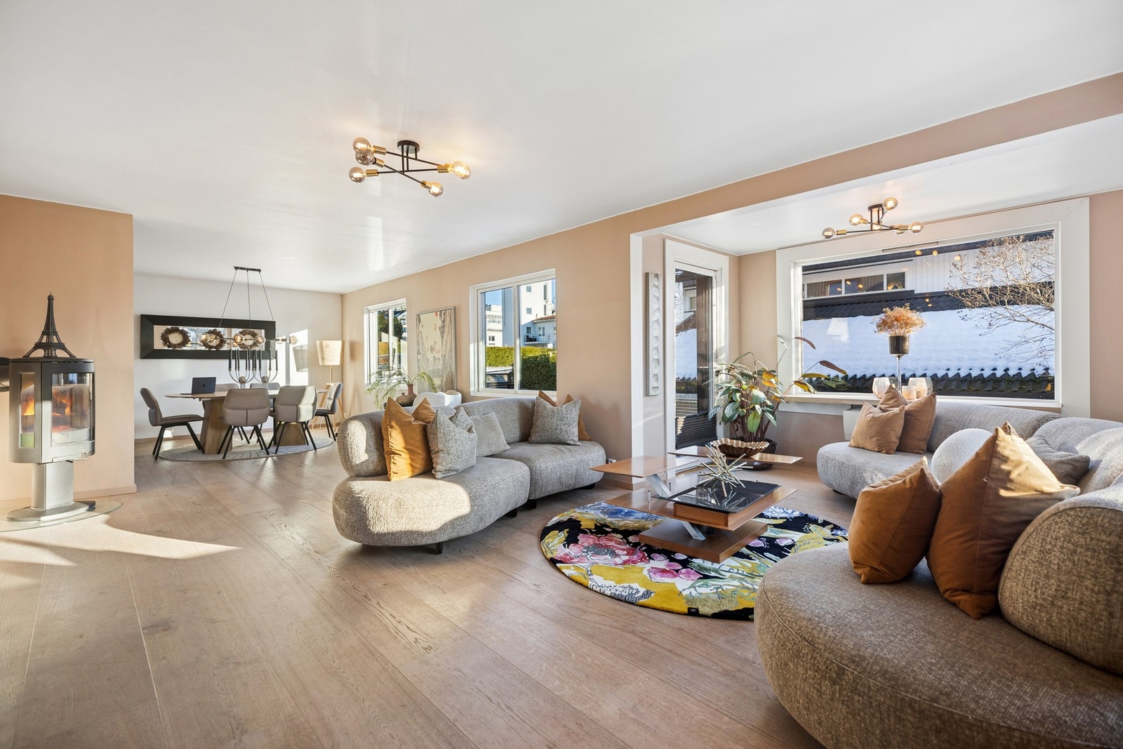 Boligen er betydelig oppgradert 2019-2022, og tilbyr en familievennlig bolig med fleksible løsninger og solrik uteplass. Galleribilde