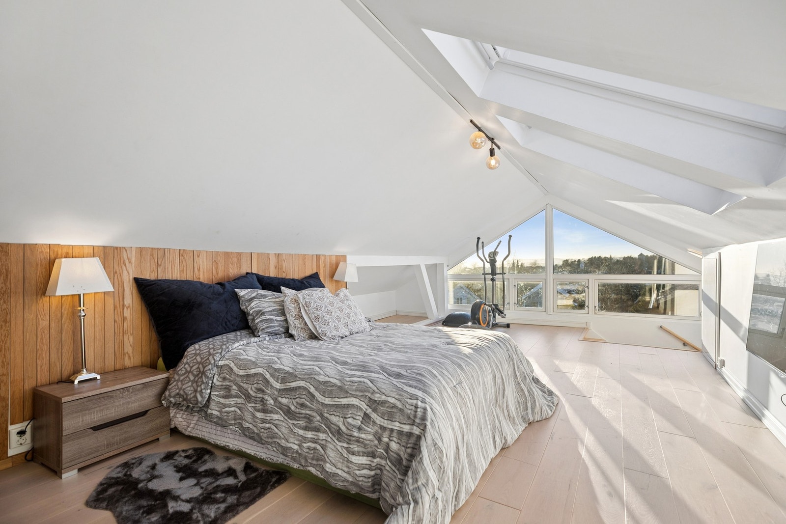 Merk: Loftet er ikke byggemeldt som oppholdsrom og er sannsynligvis registrert som uinnredet loft, dvs. ikke godkjent for varig opphold. Galleribilde