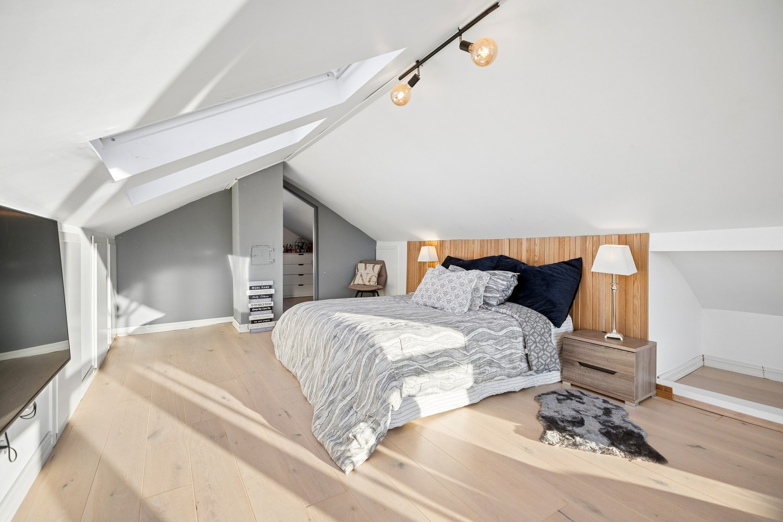 Loftet er et disponibelt rom som i dag brukes som loftstue/soverom, samt en egen del brukt som omkledningsrom. Ikke godkjent for varig opphold. Galleribilde