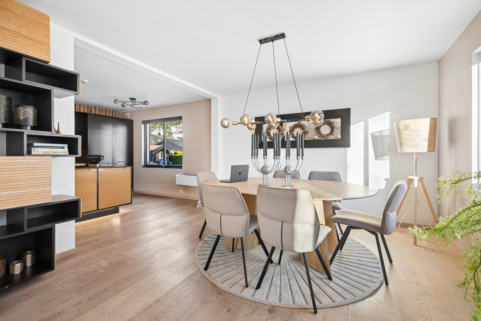 Mellom stuen og kjøkken er det spisestue med god plass til et langt spisebord. Galleribilde