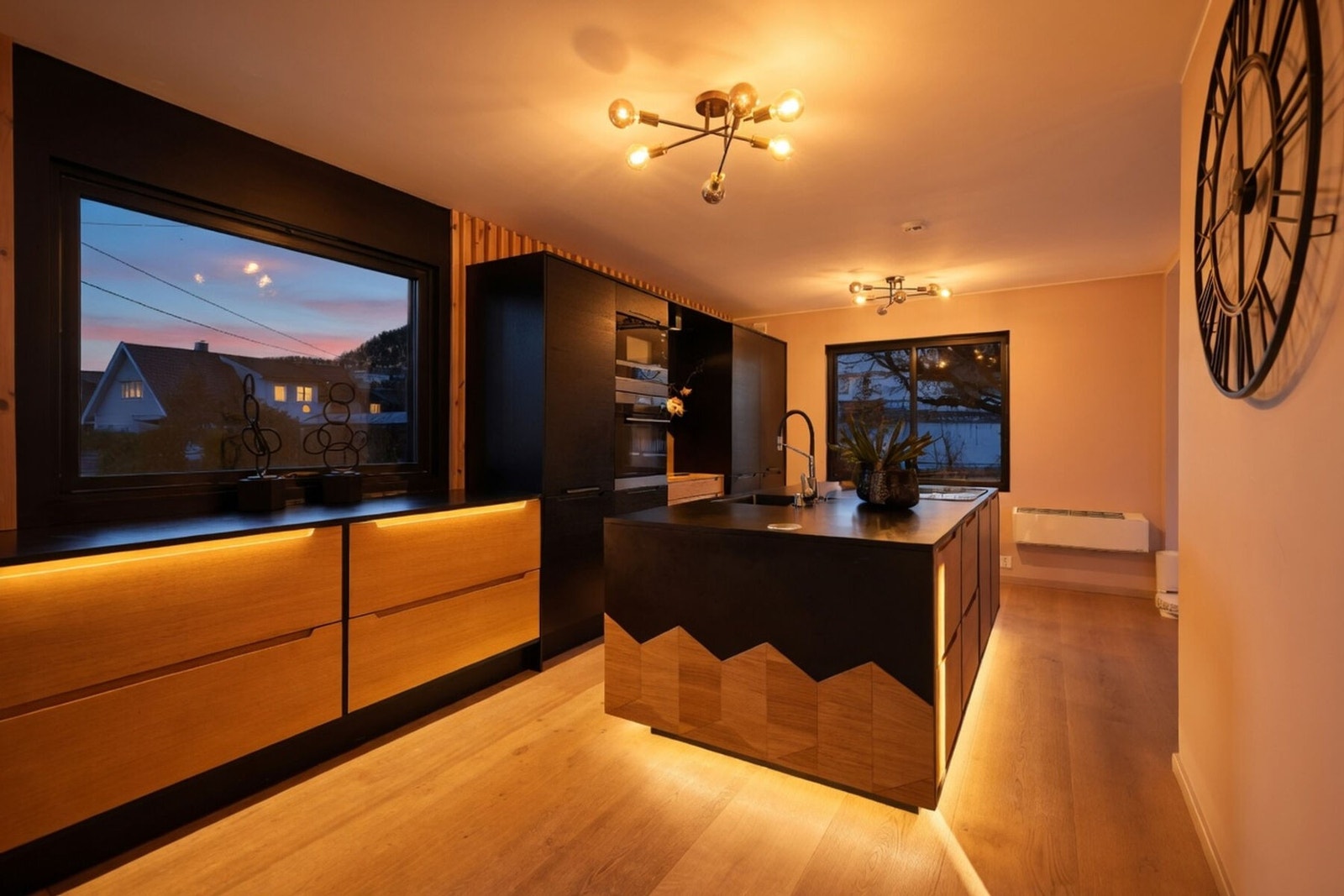 Bildet er KI-generert for å illustrere kjøkkenet på kvelden. Galleribilde