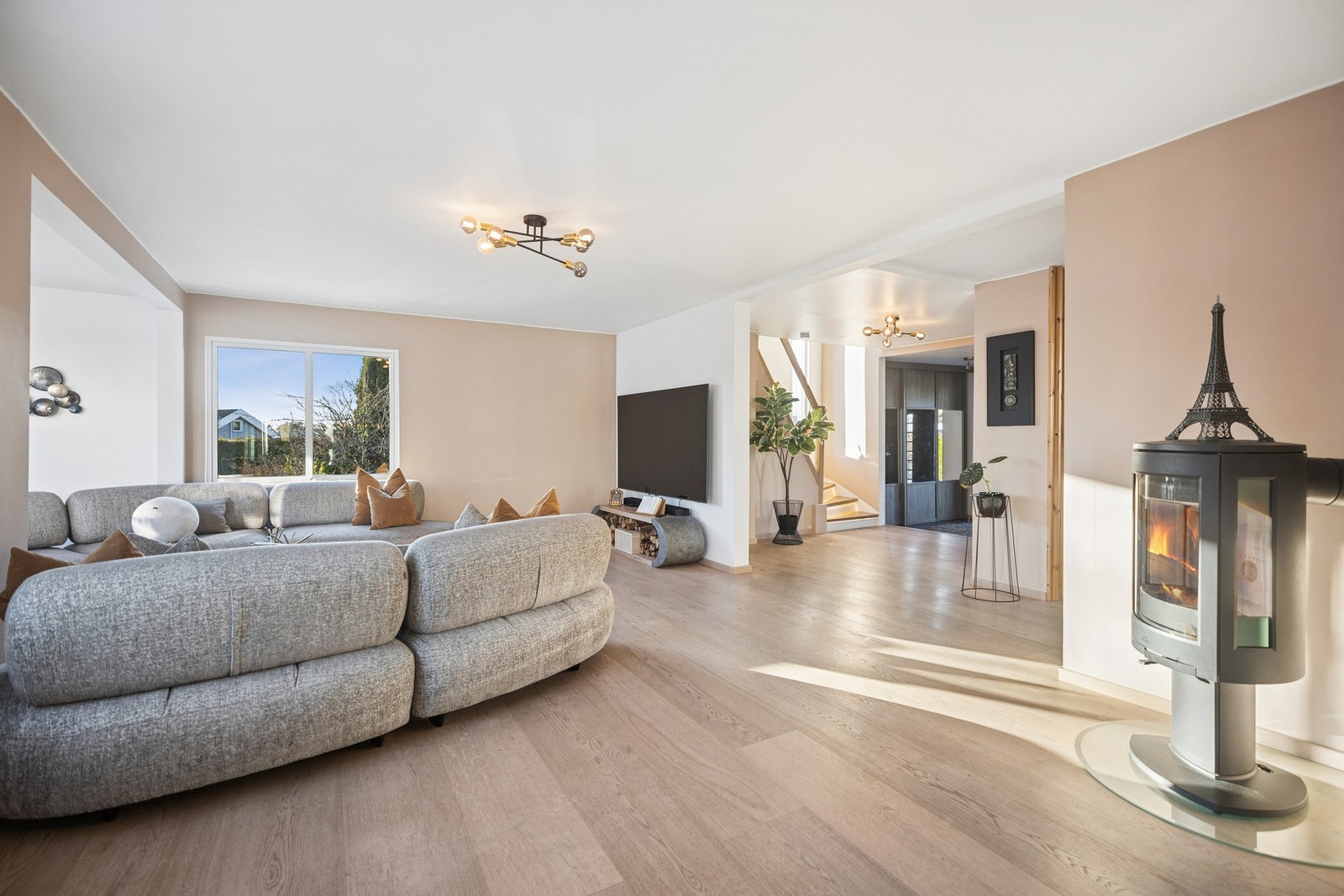 Her er det installert en peisovn fra 2019 som gir både varme og en hyggelig atmosfære. Galleribilde