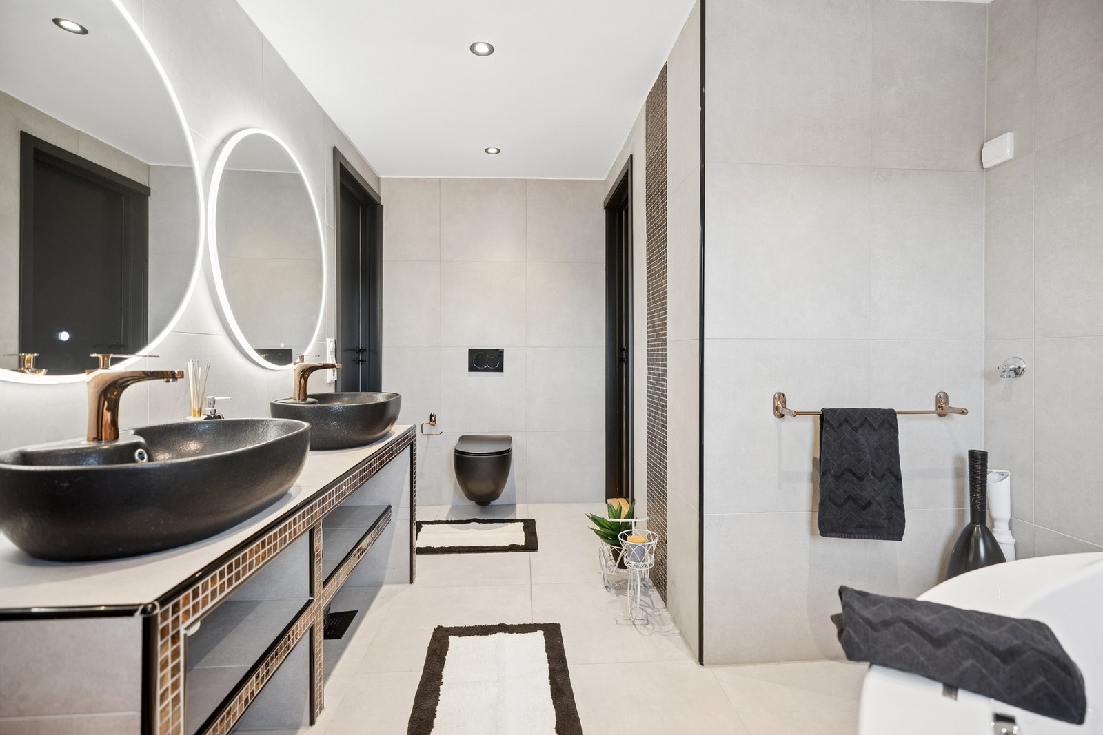 Badet har flislagte overflater og stilfulle downlights. Galleribilde