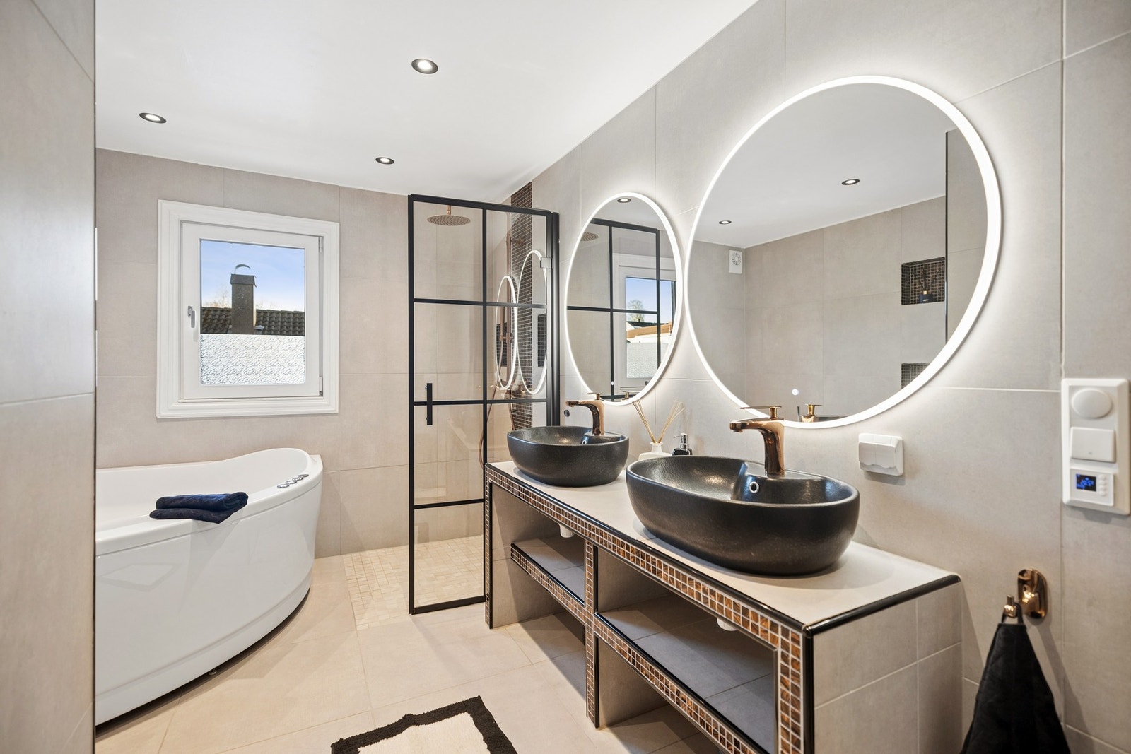 Flott bad med spa-preg, oppgradert i perioden 2019-2022. Galleribilde