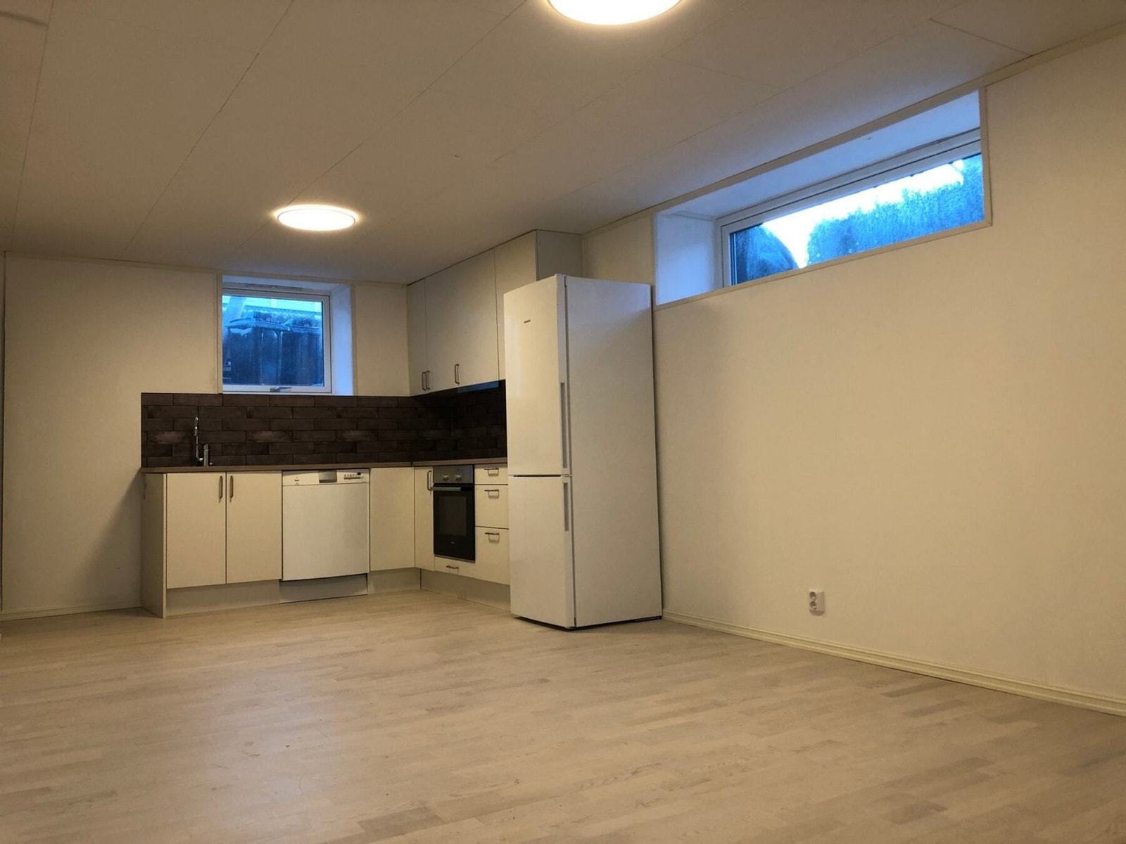 Kjelleretasjen har egen inngang og er innredet med entré, bad, stue/kjøkken og to soverom. Kjelleretasjen er bruksendret og godkjent for varig opphold Galleribilde