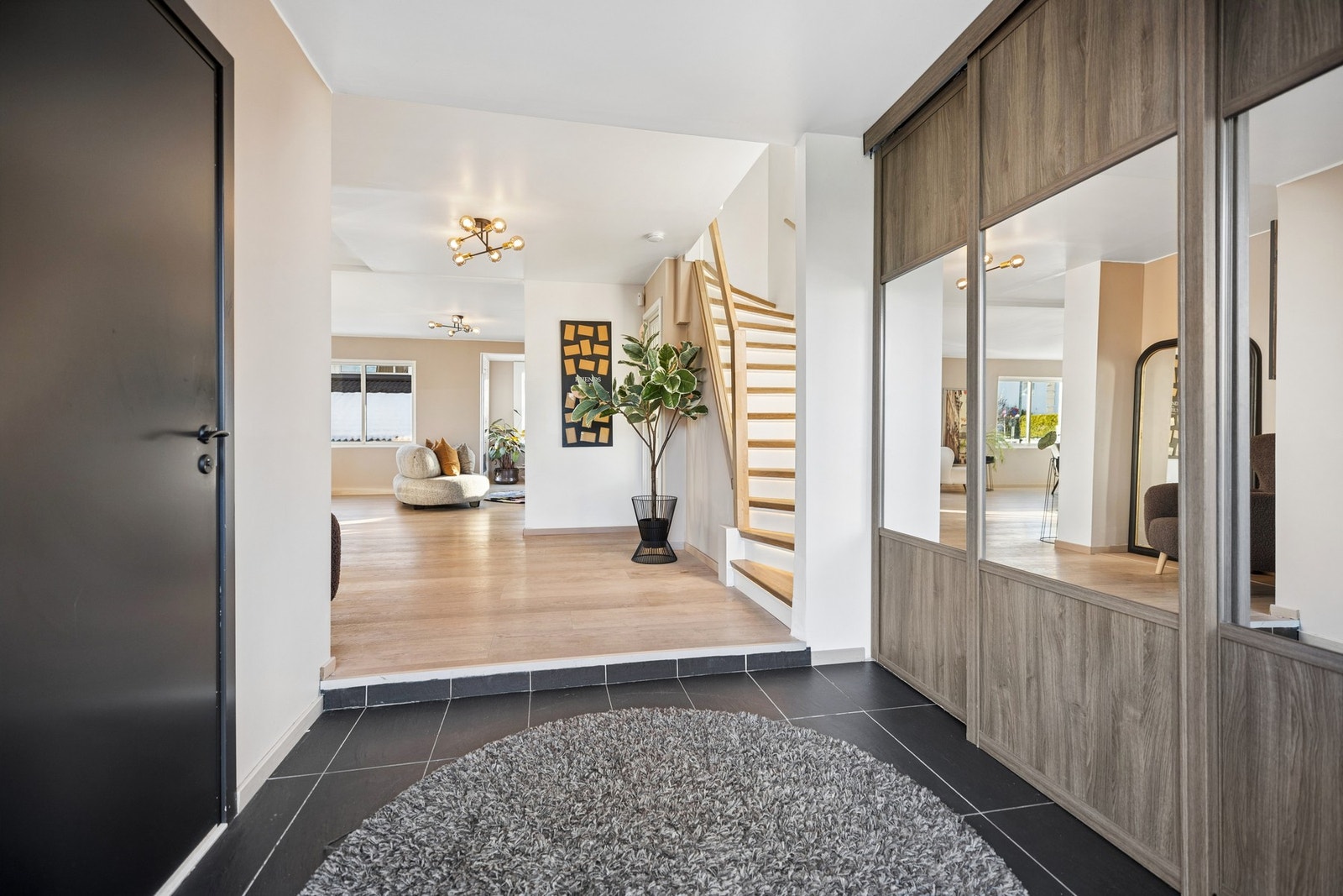 Gulvet er flislagt med varmekabler, og rommet har rikelig med oppbevaringsplass i skyvedørsgarderobe. Galleribilde