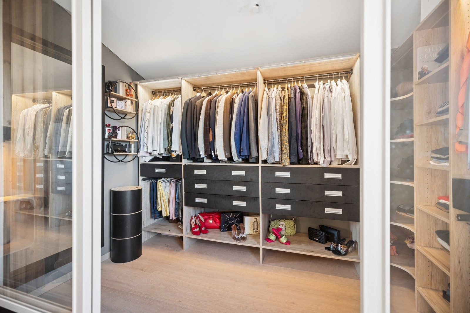 Hovedsoverommet har også inngang til et praktisk omkledningsrom med åpen garderobeløsning. Galleribilde