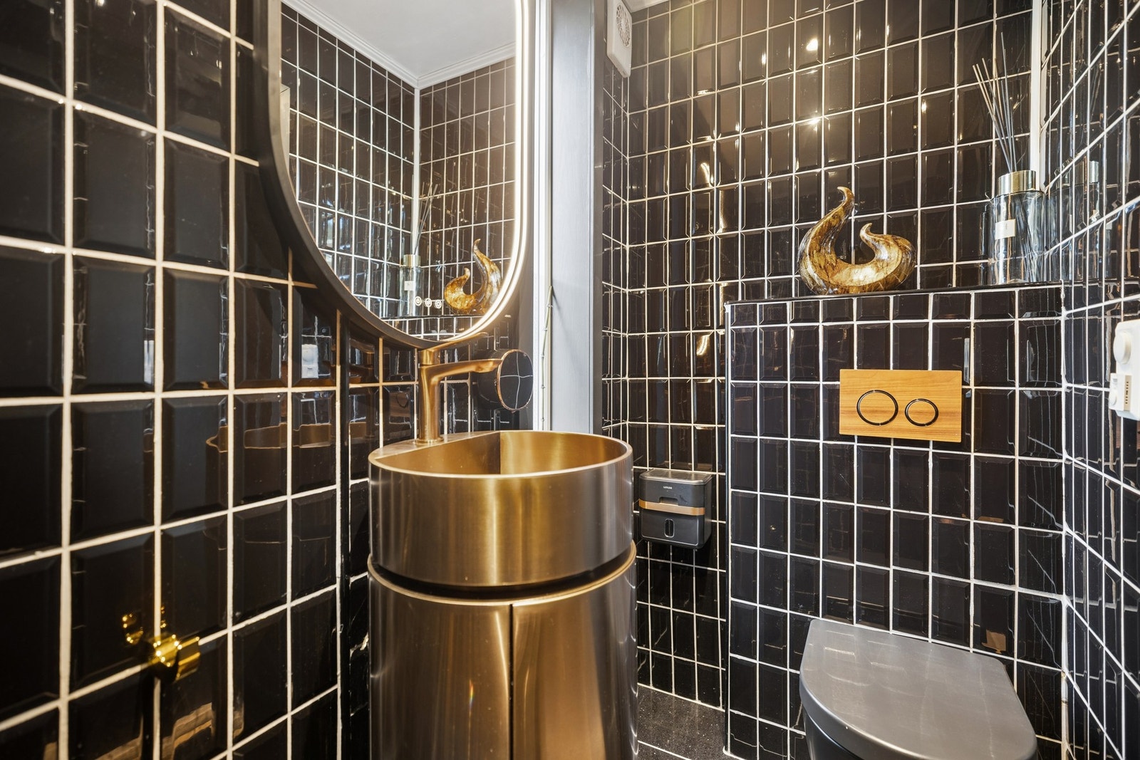 Badet i etasjen er også rehabilitert i perioden 2019-2022 med flislagte overflater, vegghengt toalett, servant og dusj. Galleribilde