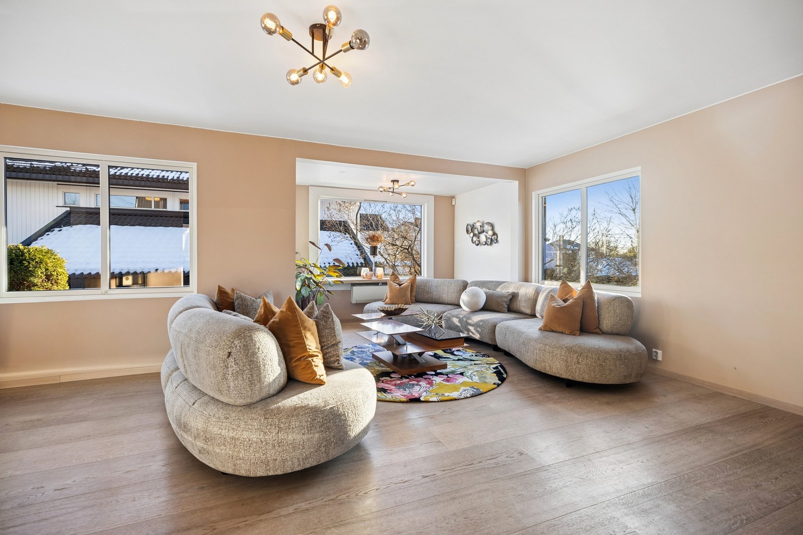 Stuen er lys og luftig med store vindusflater. Galleribilde