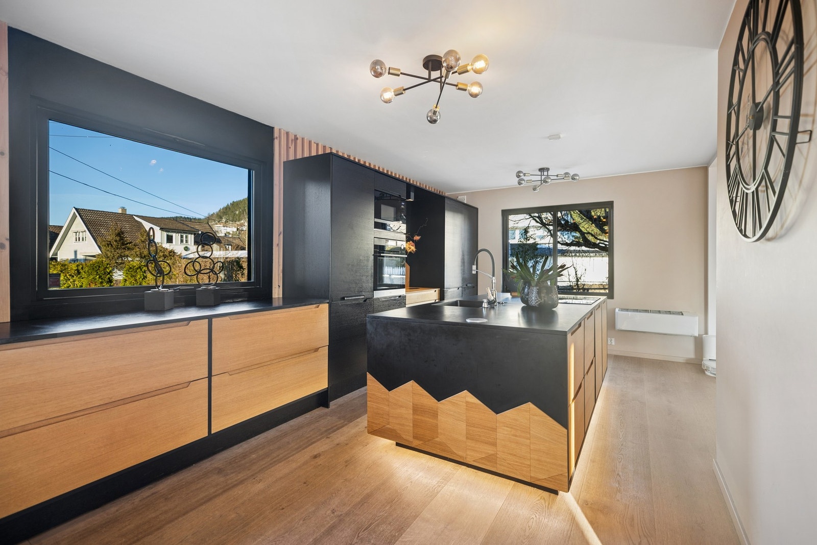 Integrerte hvitevarer inkluderer induksjonstopp med innebygget ventilator, stekeovn, mikrobølgeovn, oppvaskmaskin samt to kjøl/fryseskap. Galleribilde