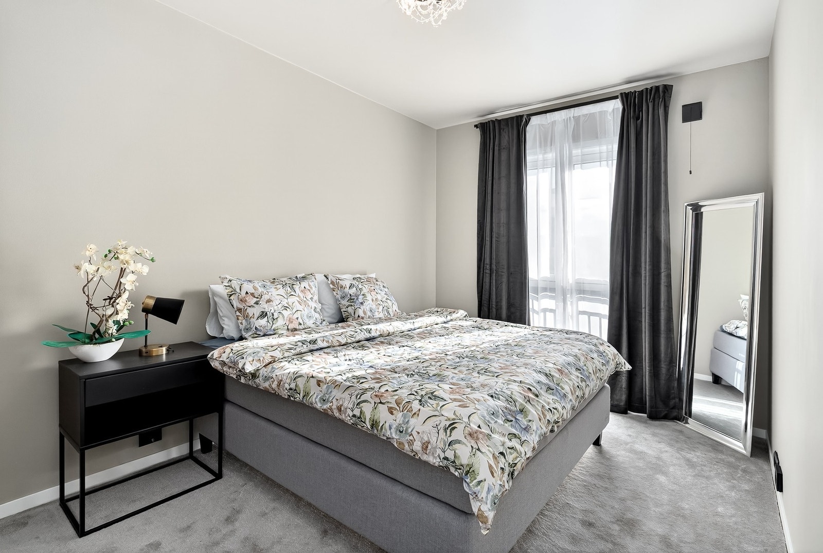 Hovedsoverommet er i god størrelse med plass til dobbeltseng med nattbord på hver side og garderobeløsning for klesoppbevaring. Galleribilde