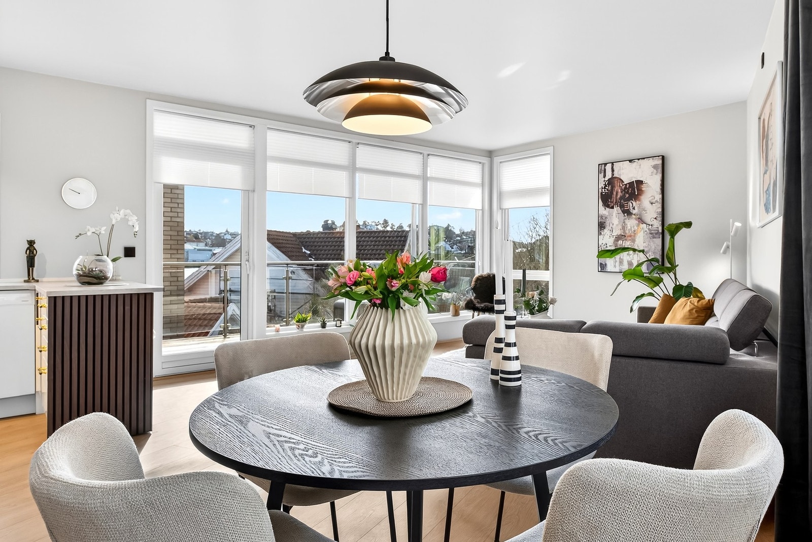 Det er en spennende romløsning som gir rikelig med vinduer og godt med naturlig lys. Man får en god romfølelse og det er en luftig atmosfære. Galleribilde