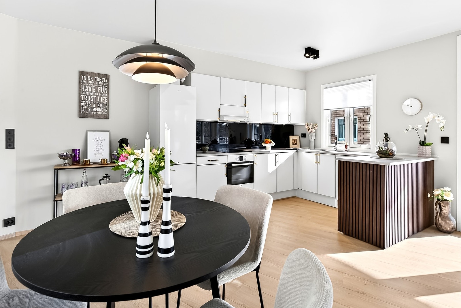 Kjøkkenet har rikelig med skap- og benkeplass, og godt plasserte hvitevarer for en effektiv tid med matlaging. Galleribilde