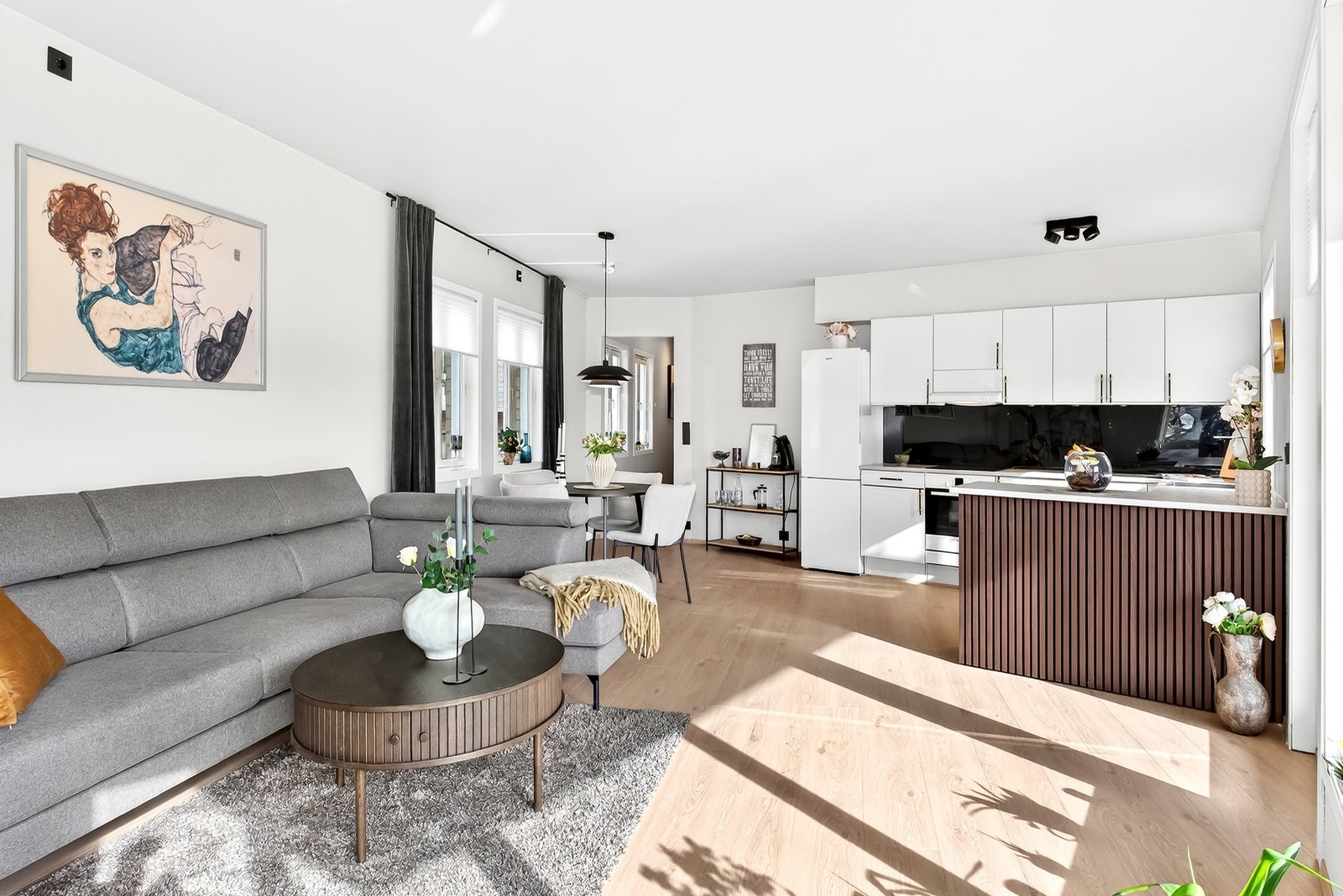 Et behagelig rom med god takhøyde, og ton i ton material- og fargevalg i gjennomgående fargepalett. Galleribilde