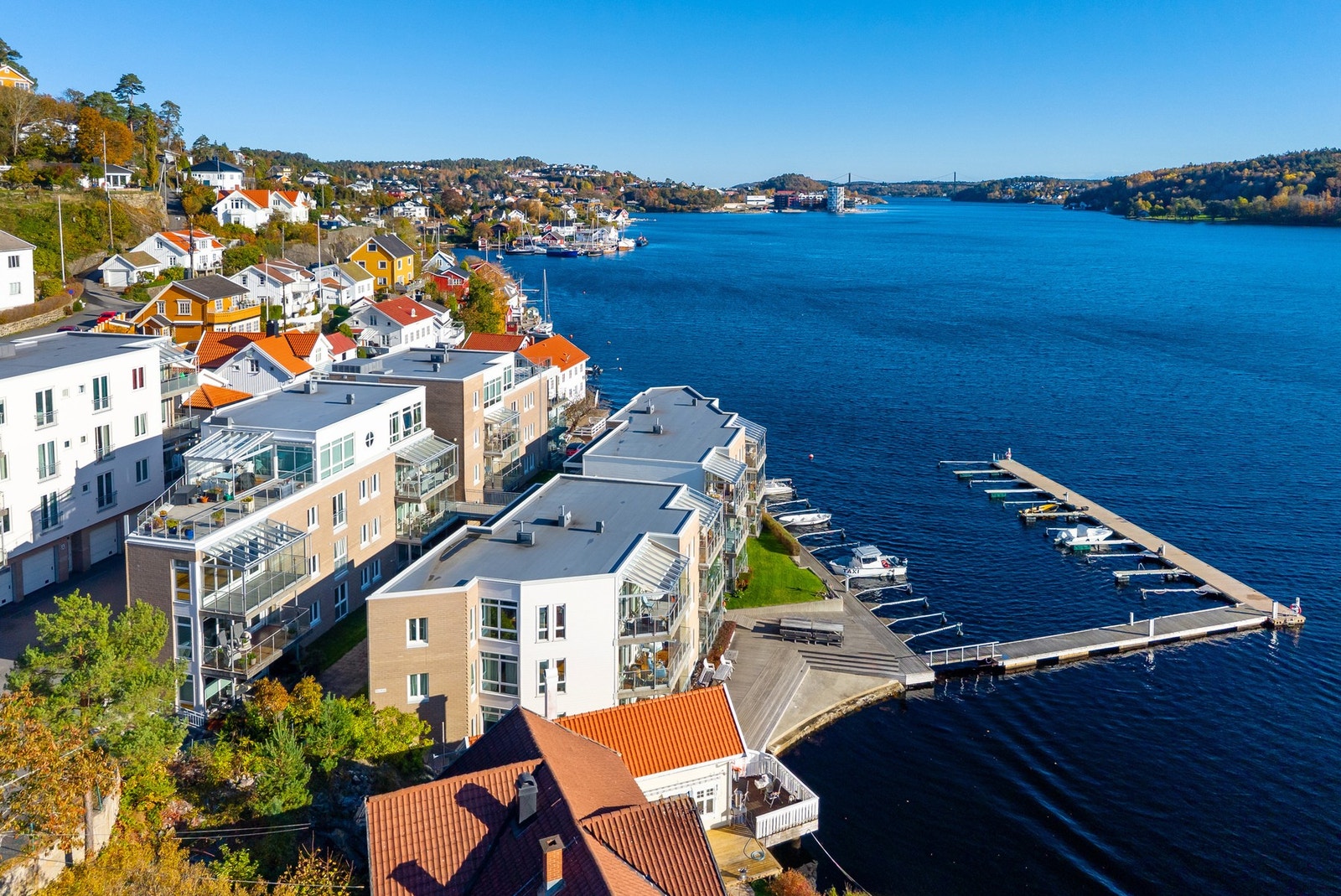 Her vil man fort trives i hyggelig bomiljø med fine fellesarel og alt av hva det beste sørlandet har å by på rett på utsiden av døren. Galleribilde