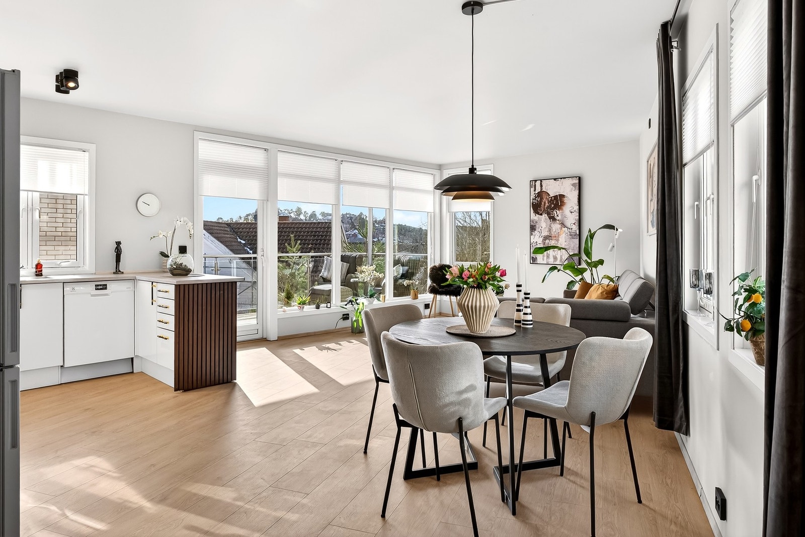 Vinduer på hver side gir godt gjennomlys i leiligheten, de store vinduene opp mot taket gir prikken over i-en, og man får en luftig, lys og god romfølelse. Galleribilde