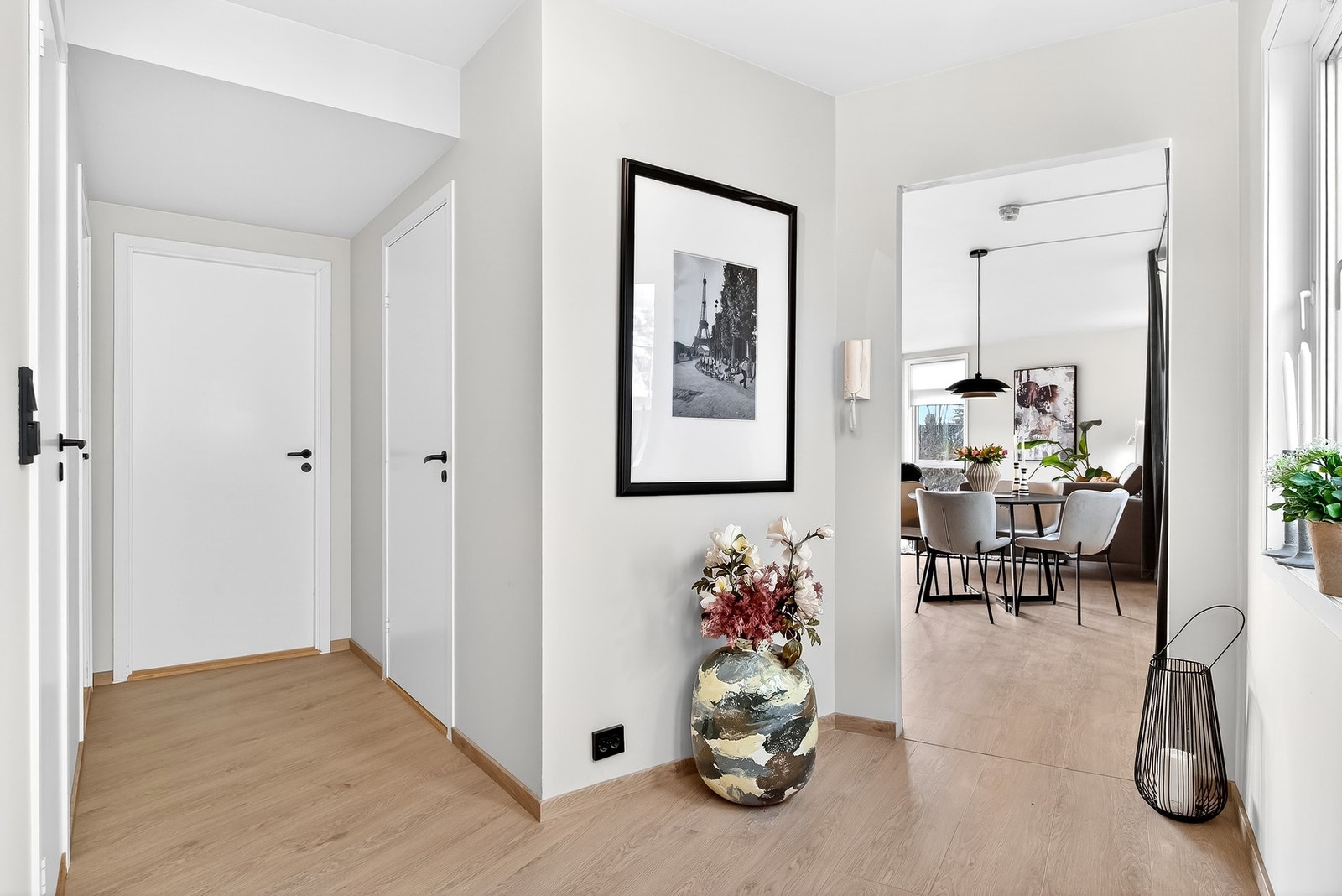 Døren til høyre går til innvendig bod, døren rett frem til soverom, innerste døren mot venstre til hovedsoverommet, og nærmeste døren til venstre går til badet. Galleribilde