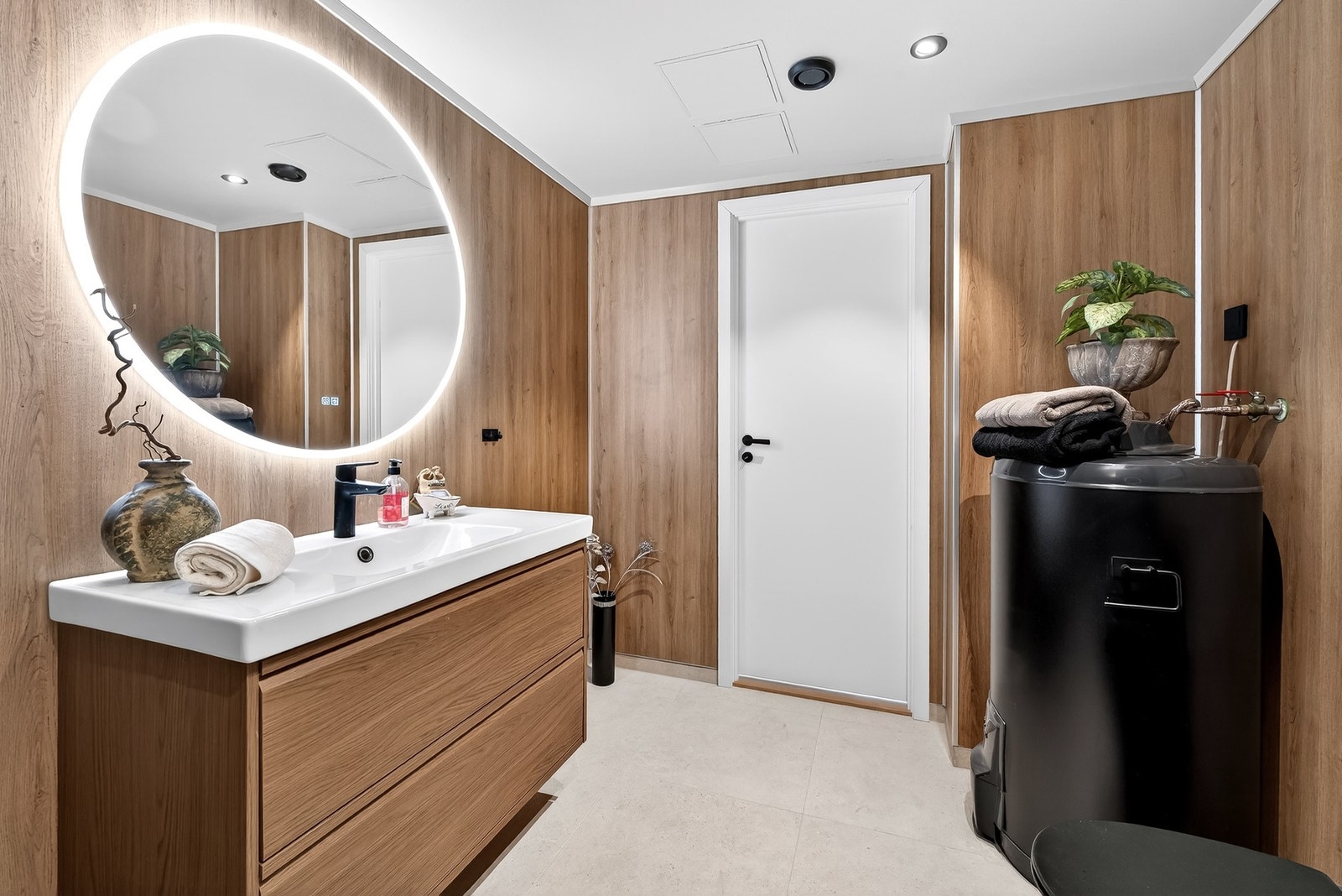 Badet ble oppusset i 2024 med nye overflater, innredning og tettesjikt. Gulvet har store fliser med behagelig gulvvarme. Galleribilde