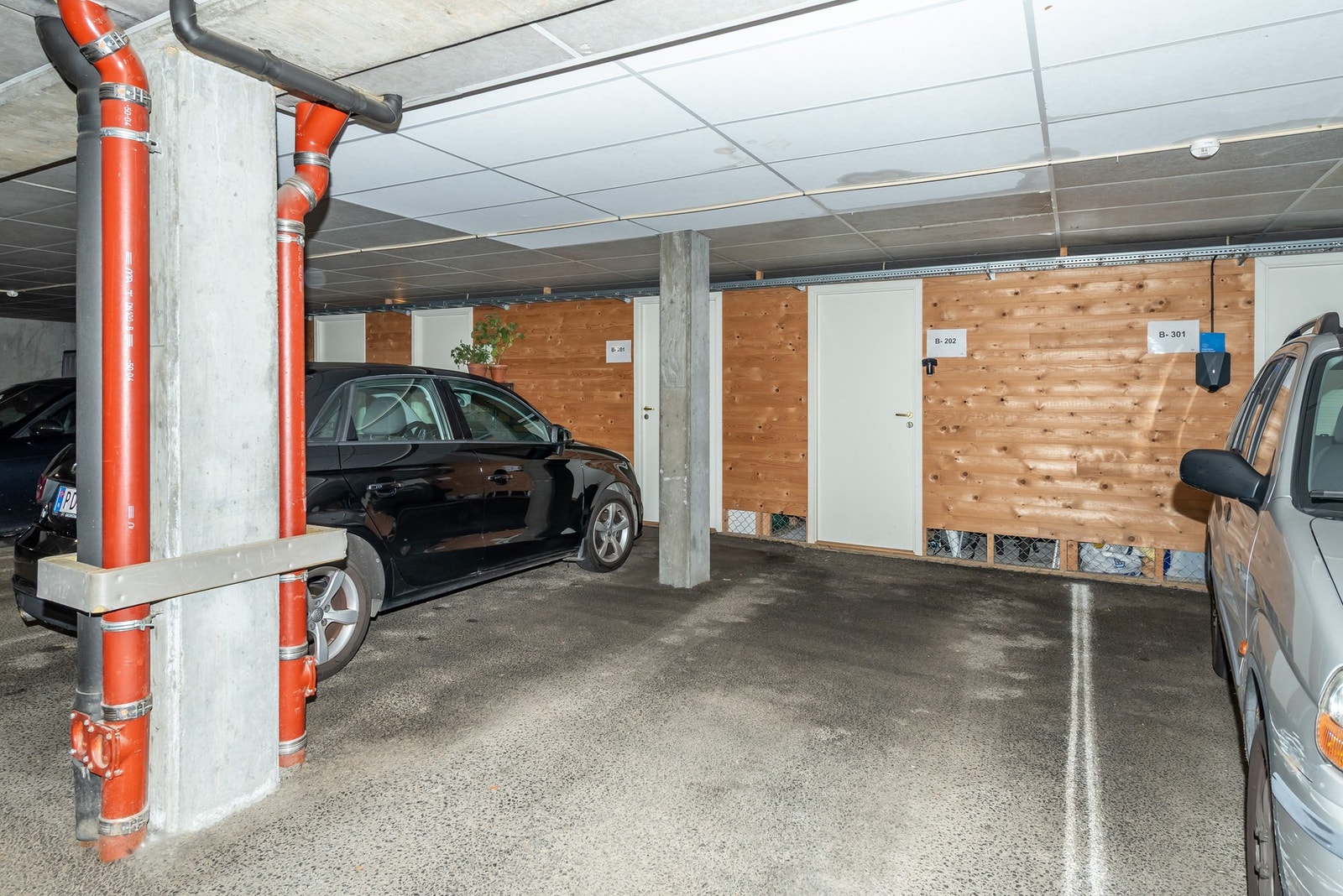 Tilhørende parkeringsplass i felles garasjeanlegg, med bod i bakkant. Felles gjesteparkering på utsiden av bygget. Galleribilde