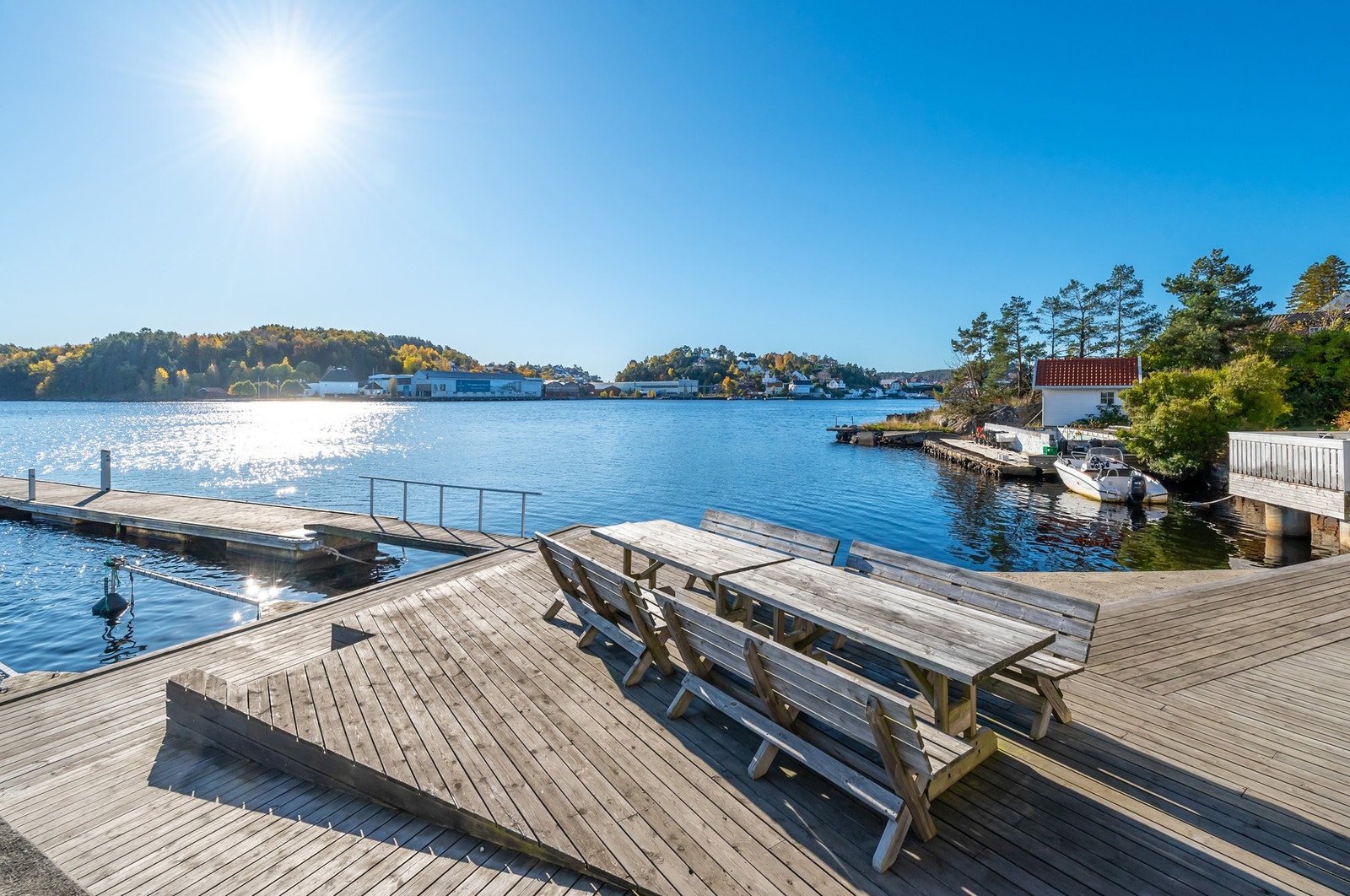 Havstad Brygge borettslag har flotte fellesarealer som brygge og badeplass - til bruk for beboerne. Her kan du bade og sole deg på deilige smeigedager, eller bare nyte en kopp kaffi og bølgeskvulp. Galleribilde