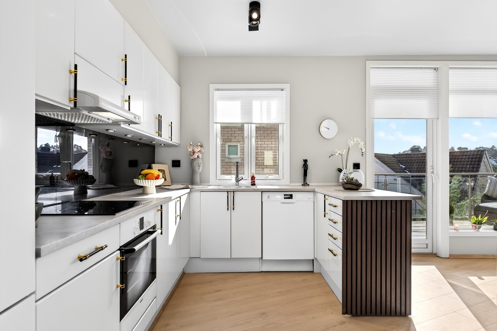 Et tidløst, lyst og fint kjøkken med god plassutnyttelse. Galleribilde