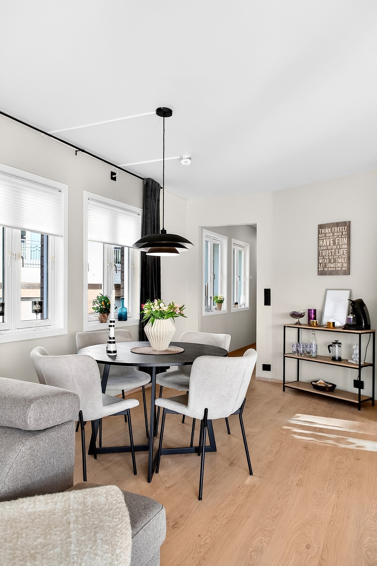 Fra stue og kjøkken mot gang i mellom innvendig bod, soverommene, bad og entré. Galleribilde