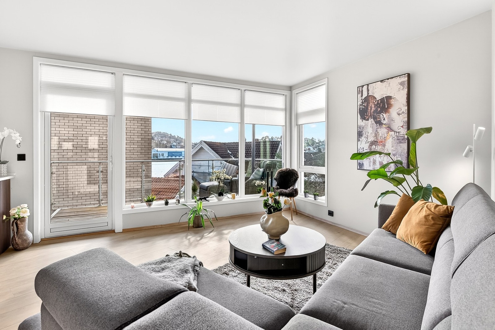 Fra stuen er det utgang til solrik balkong som kan brukes hele året. Galleribilde