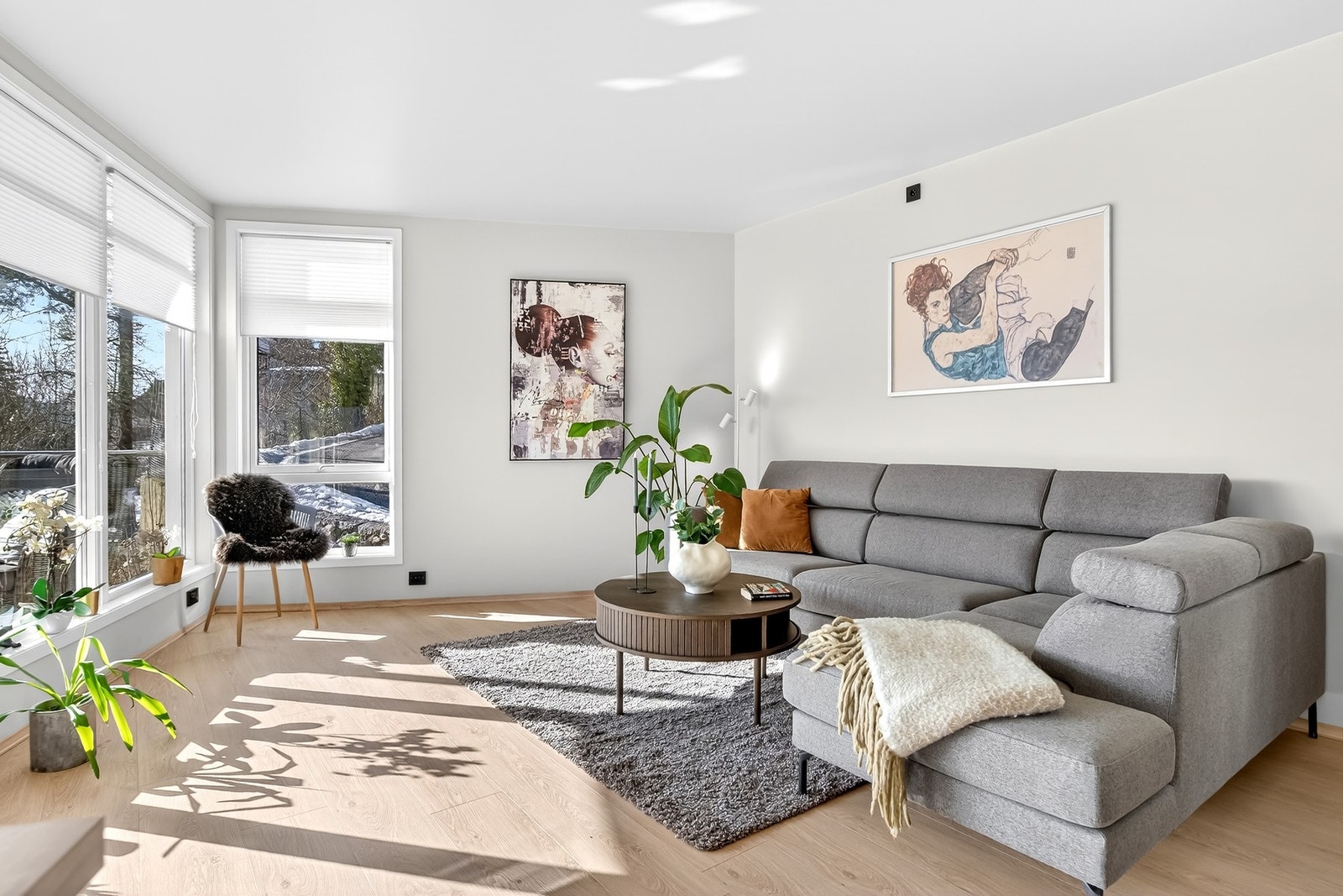 Lyse flater og listefritt mot tak, store vindusflater, og flott parkett på gulv med matchende gulvlister. Her er det gode gulv- og veggflater som gir flere møbleringsmuligheter! Galleribilde