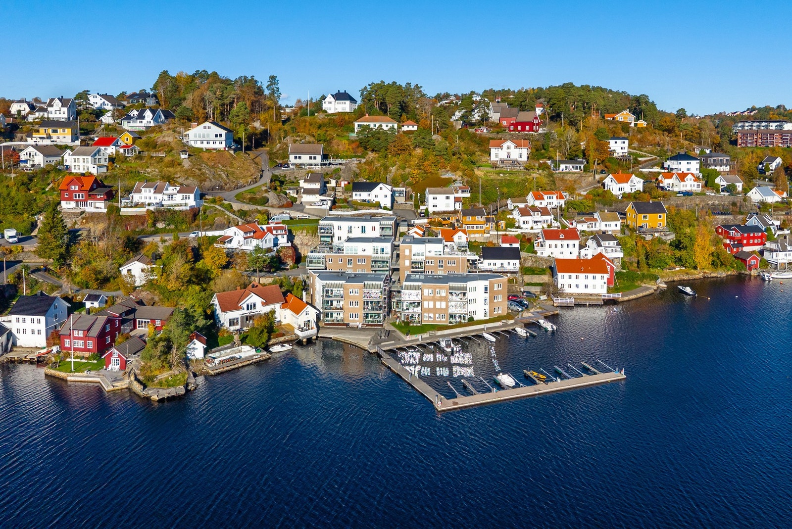 Her får du en lettstelt hverdag ved sjøen, tilbaketrukket i rolige omgivelser men allikevel med kort avstand til Arendal sentrum med alle sine fasiliteter. Galleribilde