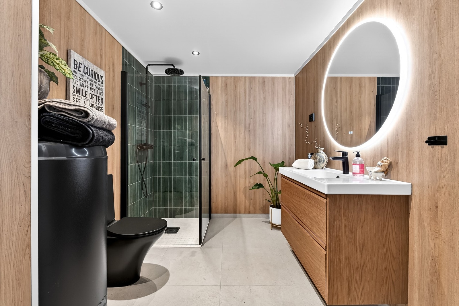 Innbydende baderom med vaskeromsløsning. Her får du virkelig følelsen av hjemmespa! Galleribilde