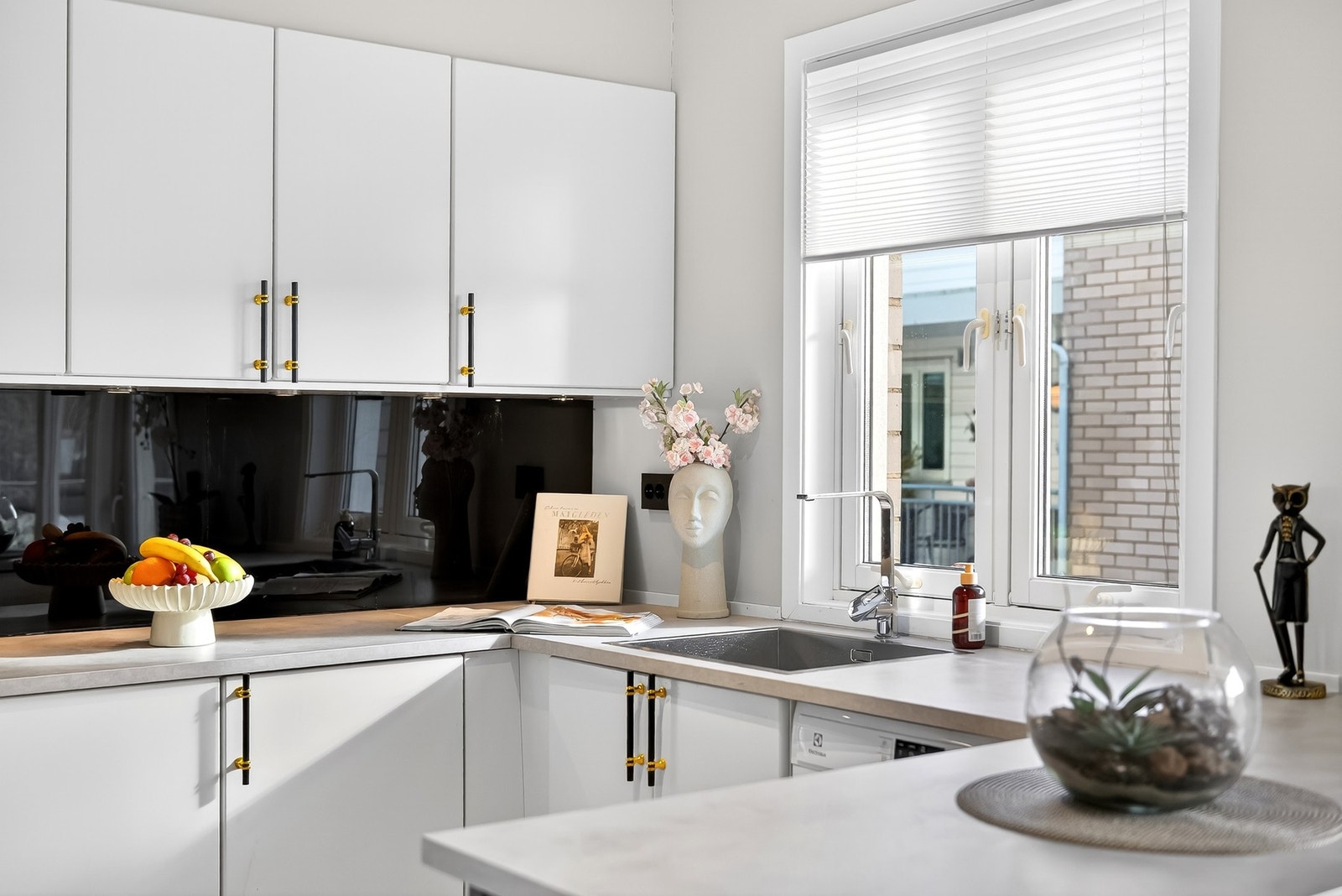 Gode materialvalg og en gjennomgående ton i ton fargepalett gjør at man får en fin finish og en `rød tråd` i gjennom hele leiligheten. Galleribilde