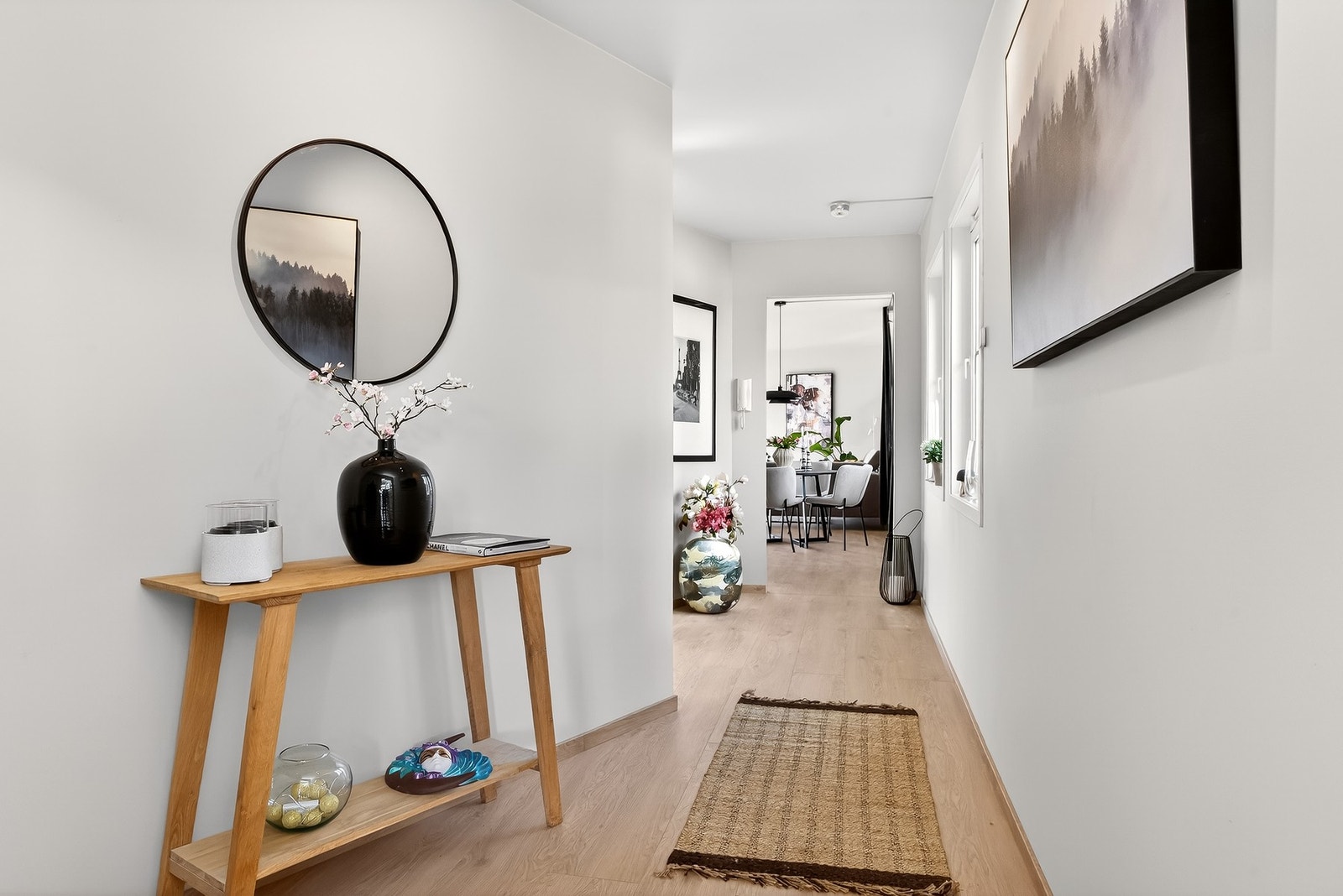 Fra entré og innover i leiligheten. Galleribilde