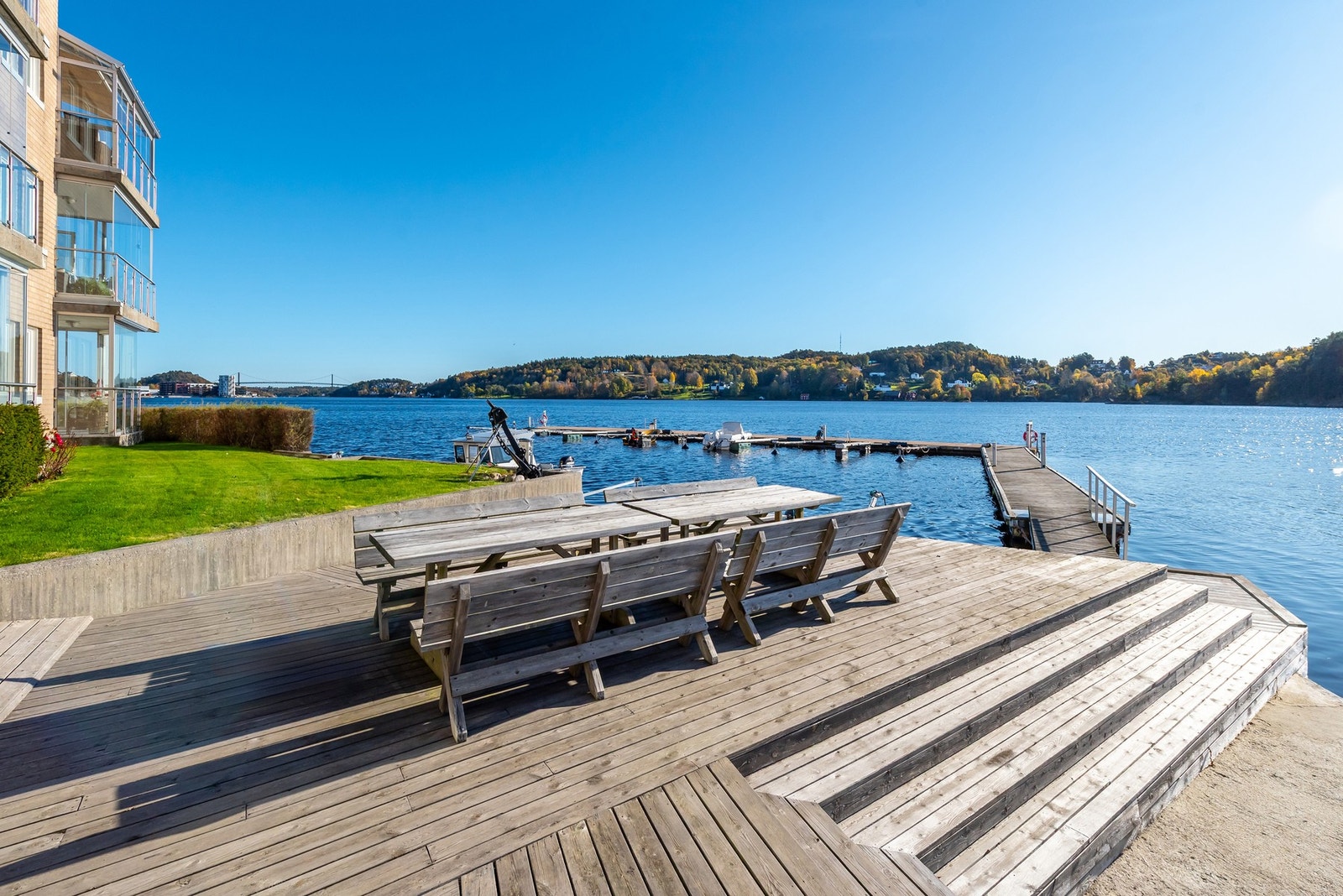 Leiligheten har båtplass på det private bryggeanlegget - utgiften inngår i fellesutgiften og er p.d.d. en post på kr 300,- Galleribilde