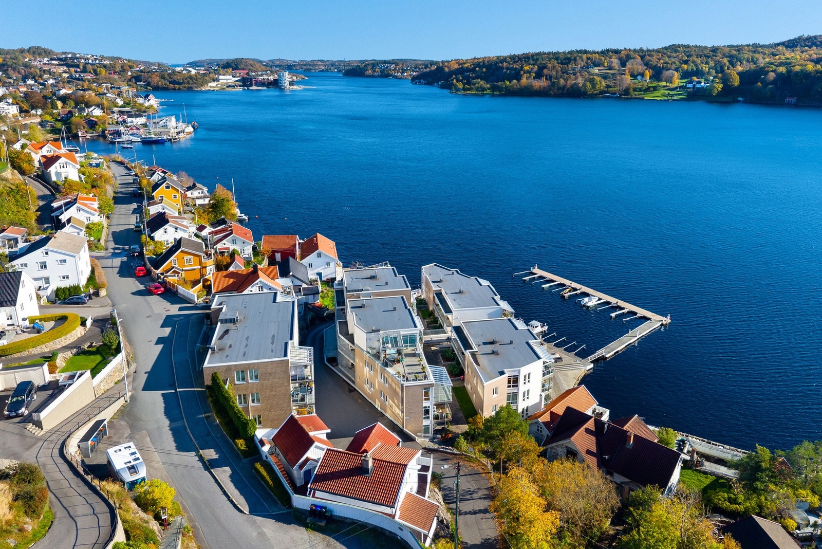 Leiligheten ligger lengst vest i bygget og er fint skjermet for vær og vind - med nydelig utsikt over fellesområder og mot sjøen. Her får du det beste av to verdner! Galleribilde