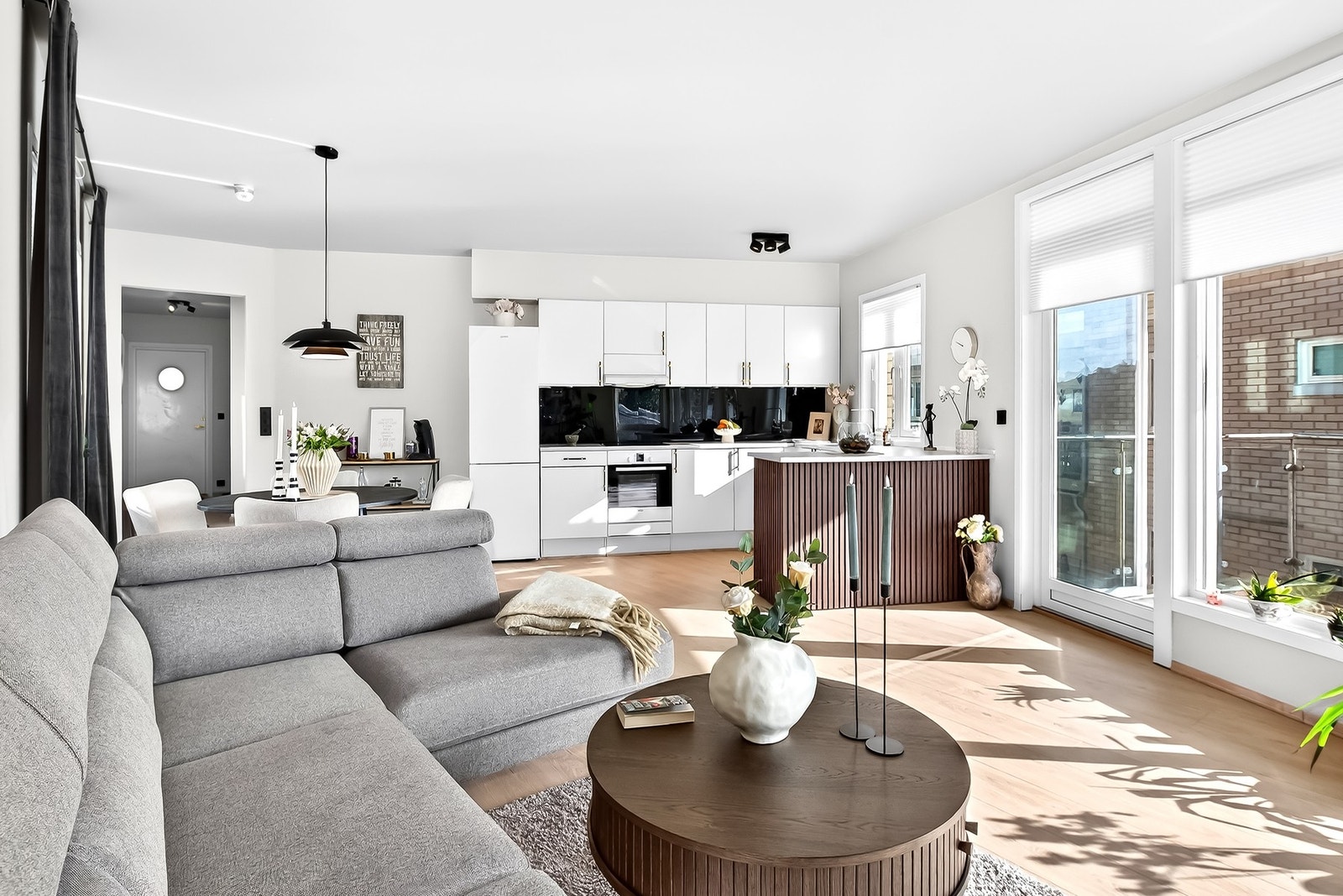 Lyst og fint med god takhøyde og gode innredningsvalg gir en fin finish og bruksnyttig leilighet. Galleribilde