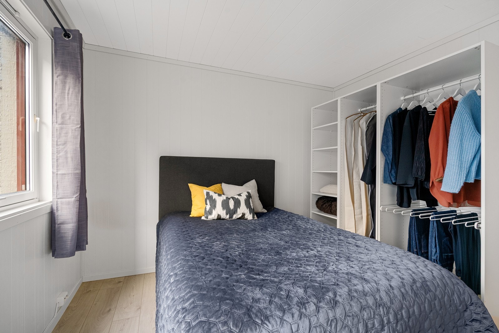 Romslig garderobe for oppbevaring. Galleribilde