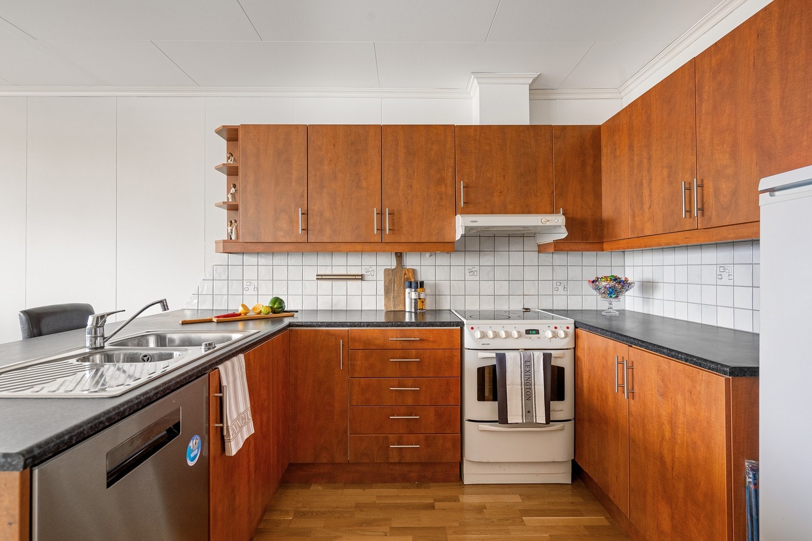 Kjøkken med god skap- og benkeplass, samt kjøkkenøy som fungerer både som arbeidsflate og bar mot stuen. Galleribilde