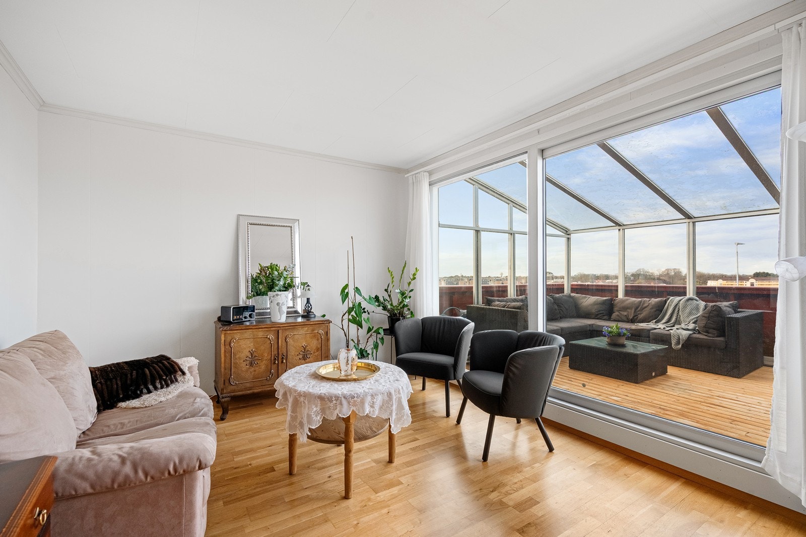 Romslig stue med store vindusflater som slipper inn godt med naturlig lys. Galleribilde