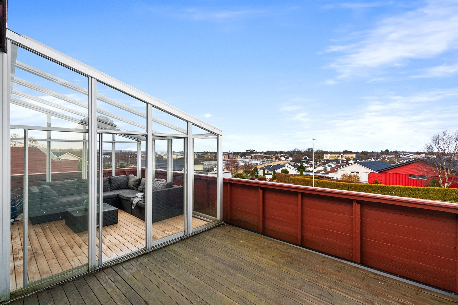 Leiligheten har en flott terrasse hvor ca. halve arealet er innglasset med tak og vegger. Dette gir en lun og skjermet uteplass som kan brukes store deler av året, samtidig som du kan nyte den flotte utsikten. Galleribilde