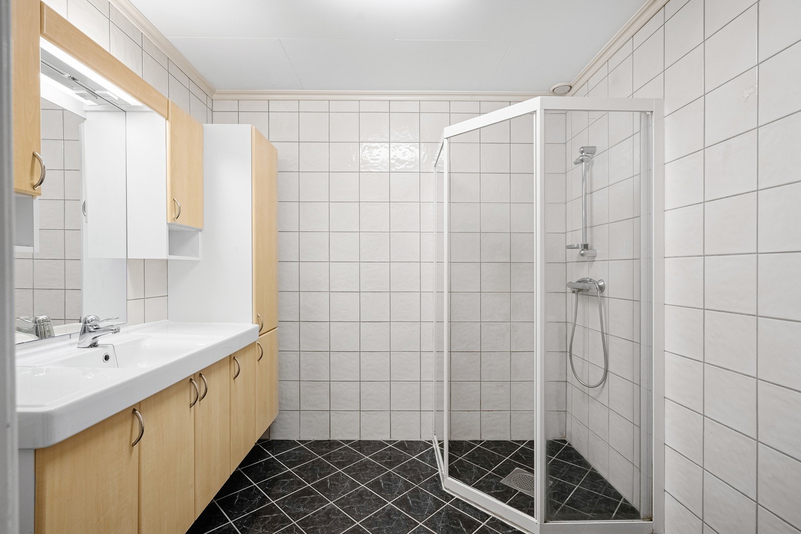 Helfliset baderom i tidløse fargevalg. Stor innredning med god oppbevaringsplass til alt du trenger for å å få en god start på dagen! Galleribilde