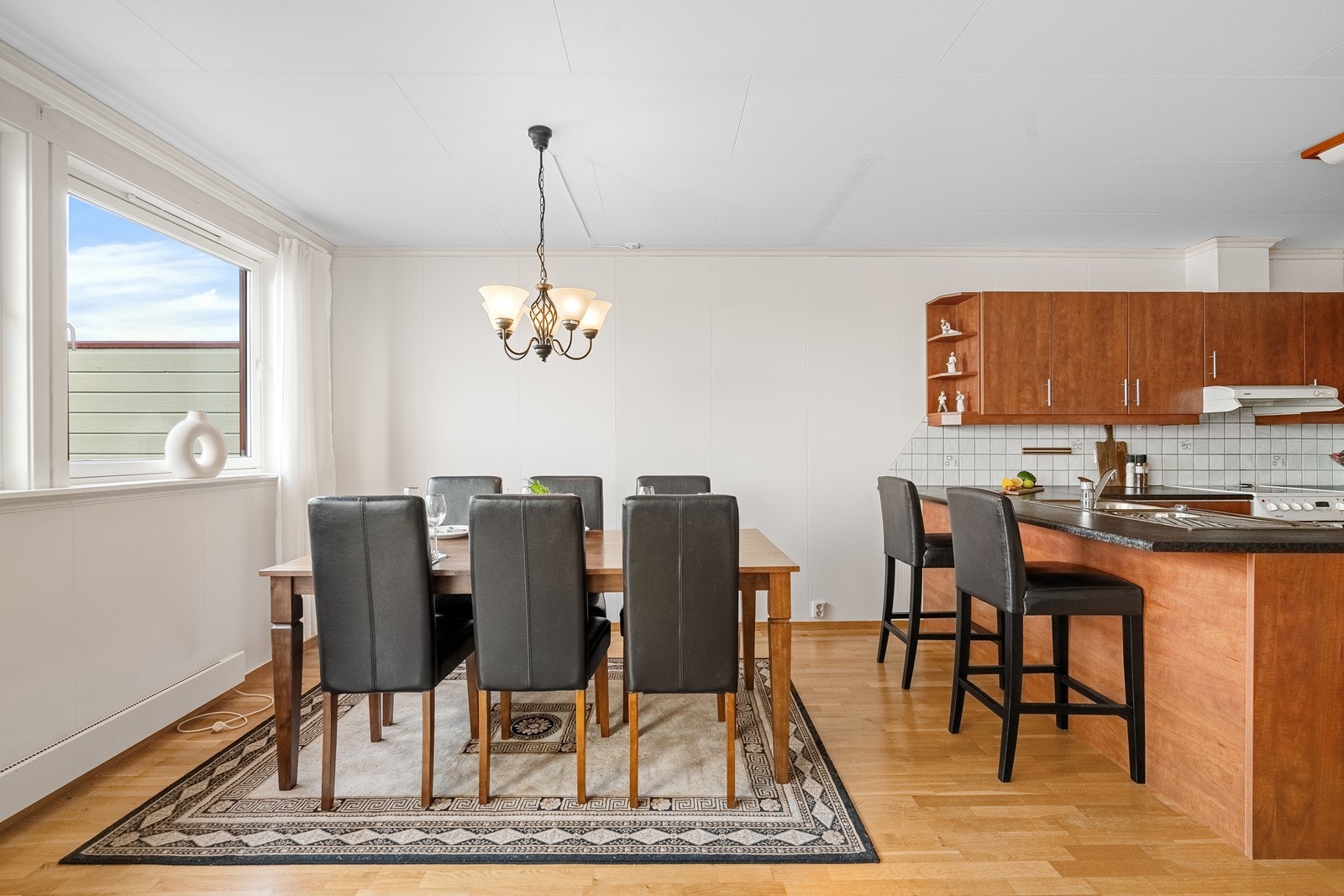 Stuen ligger i åpen løsning mot kjøkkenet, noe som skaper en hyggelig og sosial atmosfære. Galleribilde