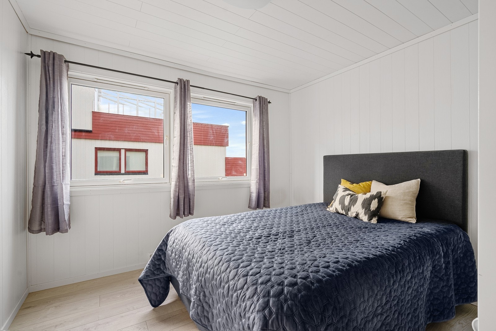 Hovedsoverommet er lyst med gode vinduer - og har plass til stor seng. Galleribilde